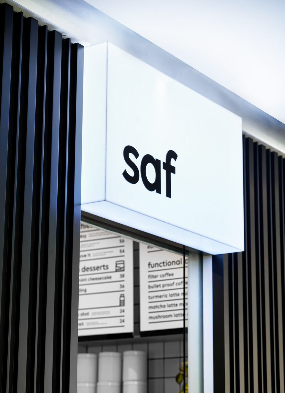 Saf Nutrition, Kanyon store — painting the wall art, detail